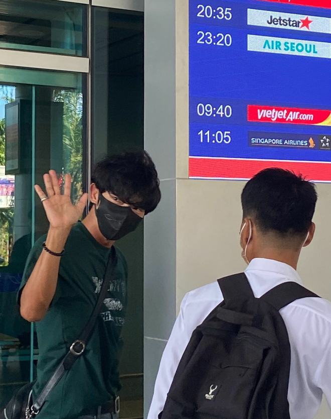 Tài tử Lee Jun Ki bất ngờ xuất hiện tại Đà Nẵng, nhan sắc U40 chấp cả ảnh chụp vội mờ nhòe - Ảnh 2.