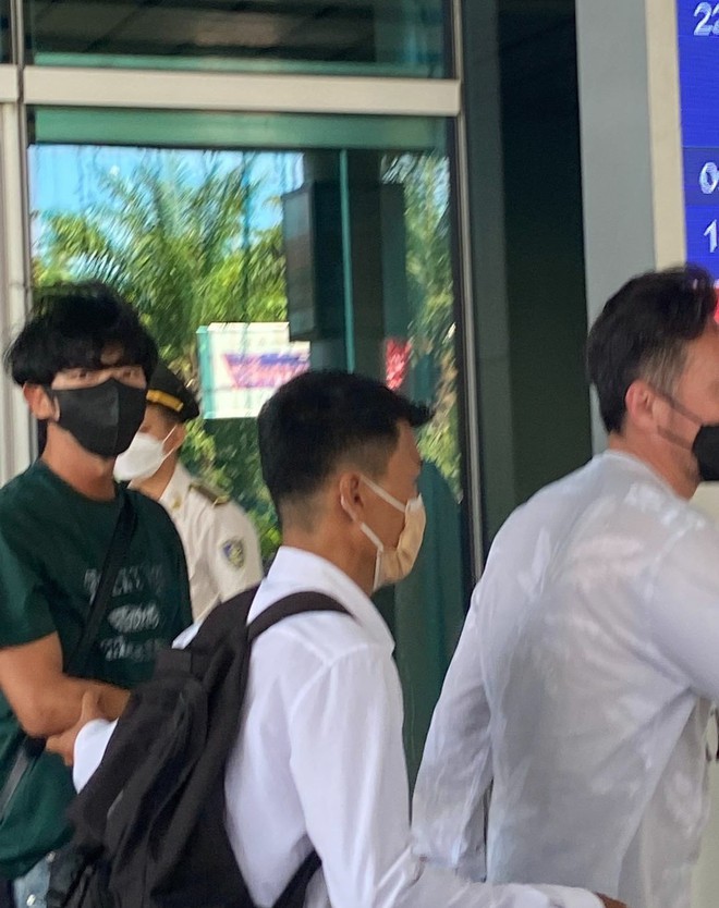 Tài tử Lee Jun Ki bất ngờ xuất hiện tại Đà Nẵng, nhan sắc U40 chấp cả ảnh chụp vội mờ nhòe - Ảnh 4.