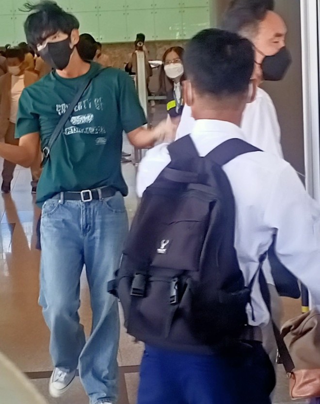 Tài tử Lee Jun Ki bất ngờ xuất hiện tại Đà Nẵng, nhan sắc U40 chấp cả ảnh chụp vội mờ nhòe - Ảnh 6.