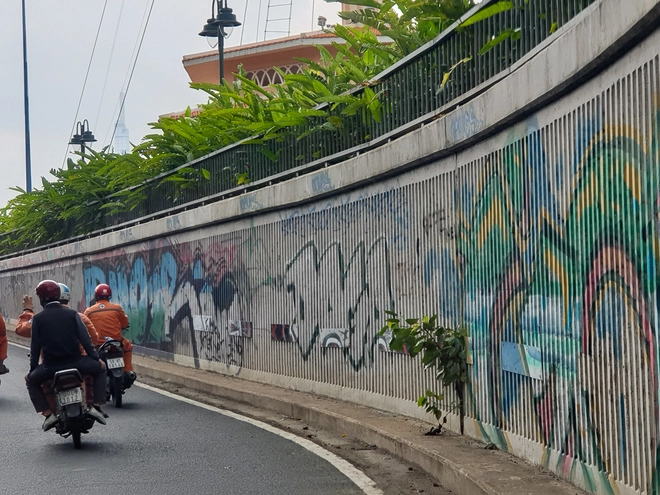 Từ vụ tàu Metro số 1 bị vẽ bậy, nhìn lại đường phố TP.HCM cũng đang bị bôi bẩn xấu xí  - Ảnh 5.