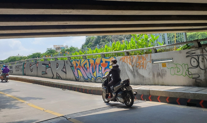 Từ vụ tàu Metro số 1 bị vẽ bậy, nhìn lại đường phố TP.HCM cũng đang bị bôi bẩn xấu xí  - Ảnh 13.