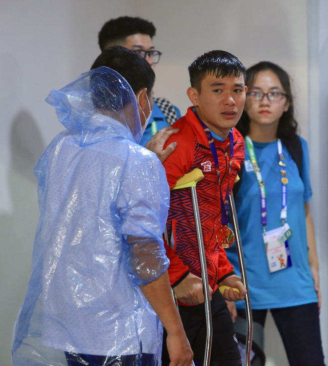 Lê Văn Xuân (U23 Việt Nam) phải phẫu thuật chữa chấn thương gặp ở SEA Games 31 - Ảnh 1.