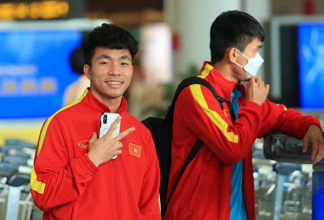 HLV Gong Oh-kyun khoác vai chia tay học trò, bất ngờ khi nhiều CĐV đến đón U23 Việt Nam - Ảnh 11. HLV Gong Oh-kyun khoác vai chia tay học trò, bất ngờ khi nhiều CĐV đến đón U23 Việt Nam - Ảnh 11.