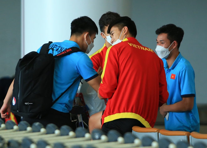 HLV Gong Oh-kyun khoác vai chia tay học trò, bất ngờ khi nhiều CĐV đến đón U23 Việt Nam - Ảnh 9. HLV Gong Oh-kyun khoác vai chia tay học trò, bất ngờ khi nhiều CĐV đến đón U23 Việt Nam - Ảnh 9.