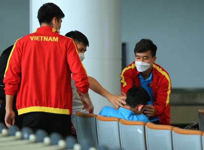 HLV Gong Oh-kyun khoác vai chia tay học trò, bất ngờ khi nhiều CĐV đến đón U23 Việt Nam - Ảnh 10. HLV Gong Oh-kyun khoác vai chia tay học trò, bất ngờ khi nhiều CĐV đến đón U23 Việt Nam - Ảnh 10.