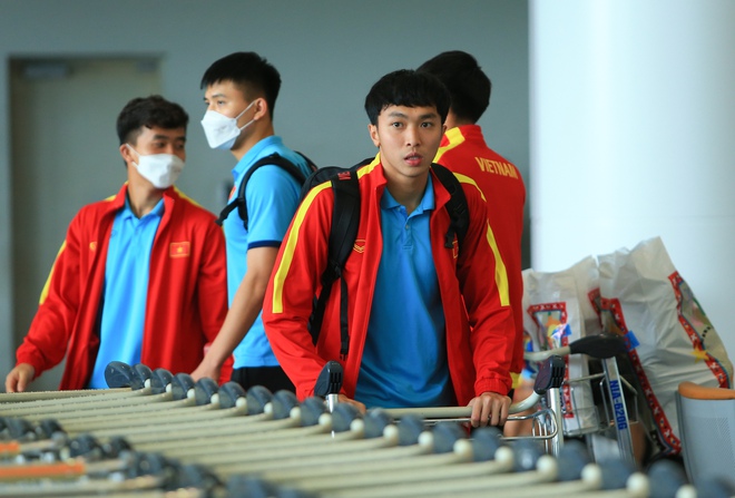 HLV Gong Oh-kyun khoác vai chia tay học trò, bất ngờ khi nhiều CĐV đến đón U23 Việt Nam - Ảnh 1. HLV Gong Oh-kyun khoác vai chia tay học trò, bất ngờ khi nhiều CĐV đến đón U23 Việt Nam - Ảnh 1.