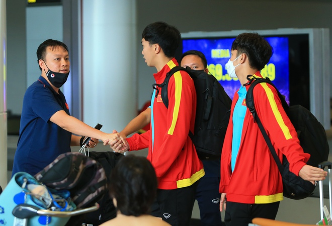 HLV Gong Oh-kyun khoác vai chia tay học trò, bất ngờ khi nhiều CĐV đến đón U23 Việt Nam - Ảnh 2. HLV Gong Oh-kyun khoác vai chia tay học trò, bất ngờ khi nhiều CĐV đến đón U23 Việt Nam - Ảnh 2.