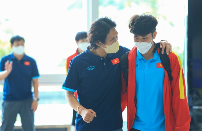 HLV Gong Oh-kyun khoác vai chia tay học trò, bất ngờ khi nhiều CĐV đến đón U23 Việt Nam - Ảnh 3. HLV Gong Oh-kyun khoác vai chia tay học trò, bất ngờ khi nhiều CĐV đến đón U23 Việt Nam - Ảnh 3.