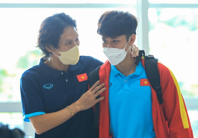 HLV Gong Oh-kyun khoác vai chia tay học trò, bất ngờ khi nhiều CĐV đến đón U23 Việt Nam - Ảnh 4. HLV Gong Oh-kyun khoác vai chia tay học trò, bất ngờ khi nhiều CĐV đến đón U23 Việt Nam - Ảnh 4.