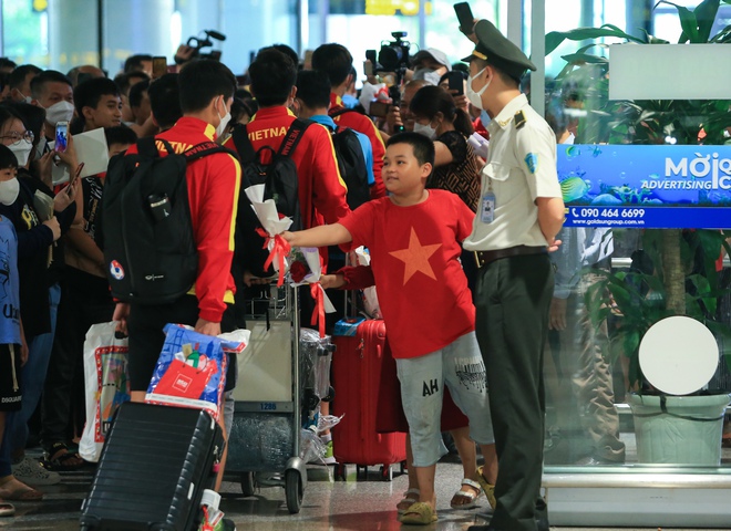 HLV Gong Oh-kyun khoác vai chia tay học trò, bất ngờ khi nhiều CĐV đến đón U23 Việt Nam - Ảnh 12. HLV Gong Oh-kyun khoác vai chia tay học trò, bất ngờ khi nhiều CĐV đến đón U23 Việt Nam - Ảnh 12.