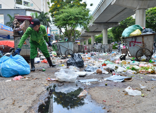 Hà Nội: Rác thải bất ngờ ùn ứ ở nội đô, người dân đi qua phải bịt mũi vì khó thở - Ảnh 11.