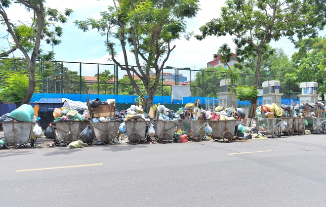 Hà Nội: Rác thải bất ngờ ùn ứ ở nội đô, người dân đi qua phải bịt mũi vì khó thở - Ảnh 1.