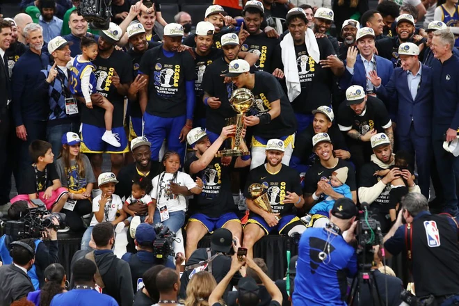 Golden State Warriors ăn mừng chức vô địch NBA trên sân khách, Stephen Curry lần đầu trở thành Finals MVP - Ảnh 1.
