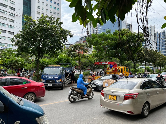 Hà Nội: Xe ô tô lao xuống sông Kim Ngưu giữa trưa, đội cứu hộ và người dân giải cứu sau một tiếng - Ảnh 2.