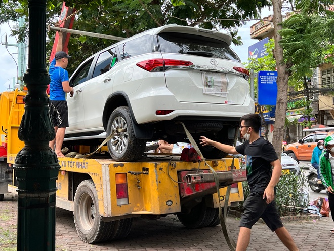 Hà Nội: Xe ô tô lao xuống sông Kim Ngưu giữa trưa, đội cứu hộ và người dân giải cứu sau một tiếng - Ảnh 5.