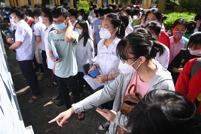 Chùm ảnh: Hơn 106.000 thí sinh làm thủ tục dự thi vào lớp 10 tại Hà Nội - Ảnh 3.