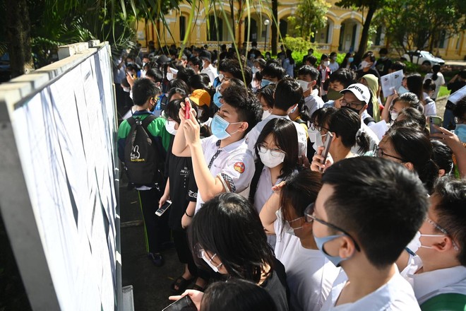Chùm ảnh: Hơn 106.000 thí sinh làm thủ tục dự thi vào lớp 10 tại Hà Nội - Ảnh 5.