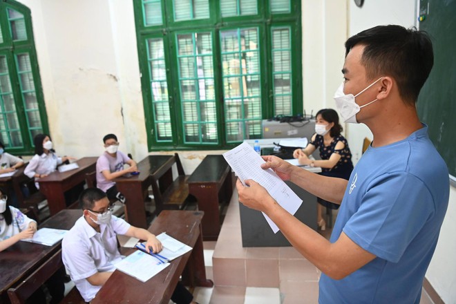 Chùm ảnh: Hơn 106.000 thí sinh làm thủ tục dự thi vào lớp 10 tại Hà Nội - Ảnh 10.