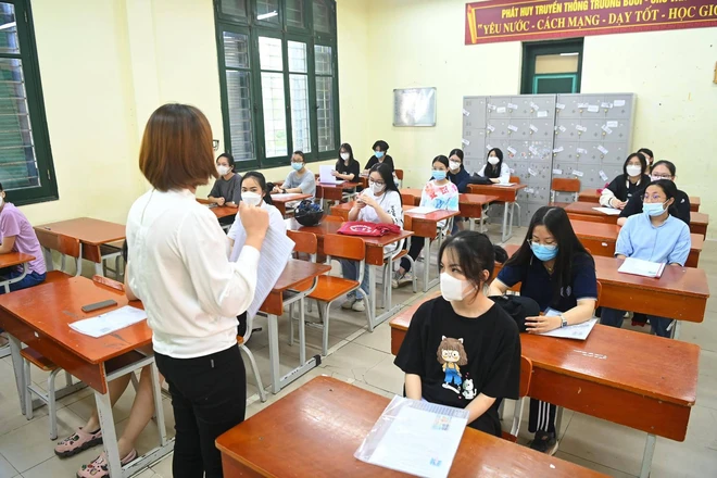 Chùm ảnh: Hơn 106.000 thí sinh làm thủ tục dự thi vào lớp 10 tại Hà Nội - Ảnh 12.
