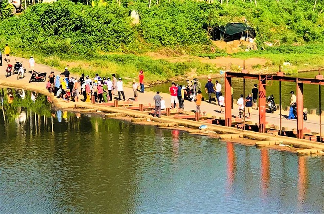 Phát hiện thi thể đang phân hủy nổi trên sông Tiên - Ảnh 1.