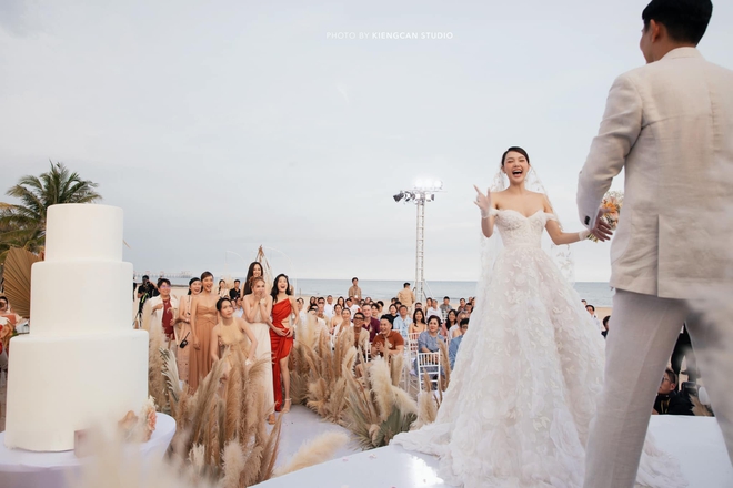 Toàn cảnh đám cưới của Minh Hằng và chồng doanh nhân: Lộ diện chú rể, cặp đôi hôn nhau cực ngọt trên lễ đường - Ảnh 15.