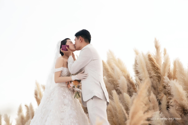 Những khoảnh khắc đáng nhớ trong đám cưới Minh Hằng: Cô dâu chú rể khóa môi lãng mạn, dàn sao khủng đổ bộ quẩy hết nấc - Ảnh 2.