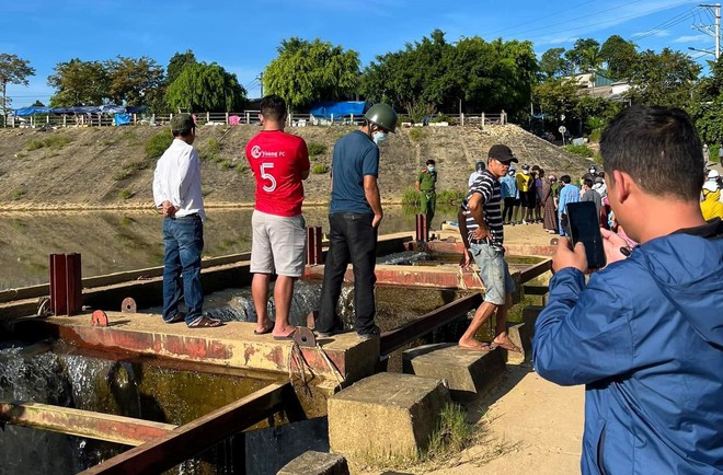 Phát hiện thi thể đang phân hủy nổi trên sông Tiên - Ảnh 2.