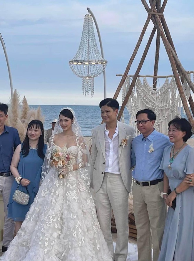 Toàn cảnh đám cưới của Minh Hằng và chồng doanh nhân: Lộ diện chú rể, cặp đôi hôn nhau cực ngọt trên lễ đường - Ảnh 3.