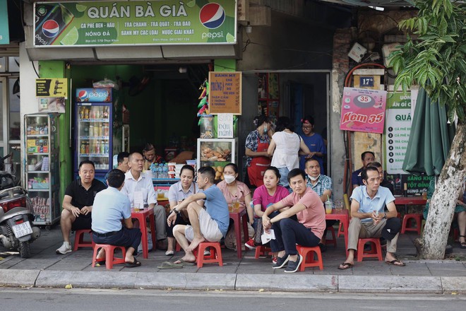 Ra cổng trường thi nhìn cảnh những ông bố đợi con hàng giờ giữa cái nóng đổ lửa: Ngày của Cha nhưng vẫn dành tất cả cho con! - Ảnh 2.