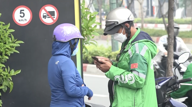 Tài xế Grab nói về yêu cầu giữ yên lặng trên chuyến xe: Nếu đi đường xa, không nói chuyện với khách hàng thì cũng hơi buồn - Ảnh 2. Tài xế Grab nói về yêu cầu giữ yên lặng trên chuyến xe: Nếu đi đường xa, không nói chuyện với khách hàng thì cũng hơi buồn - Ảnh 2.