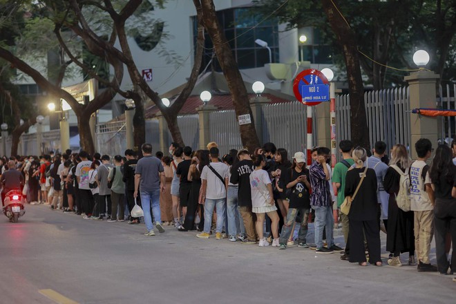 Đêm nhạc Indie ở Hà Nội liên tục gặp sự cố, Hoàng Dũng và các nghệ sĩ bị “bể show”, khán giả bức xúc đòi hoàn tiền - Ảnh 1.