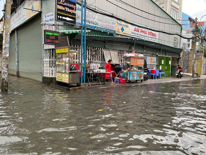 TP.HCM: Mưa như trút nước ngày cuối tuần, nhiều hàng quán đóng cửa sớm vì đường ngập nặng - Ảnh 3.