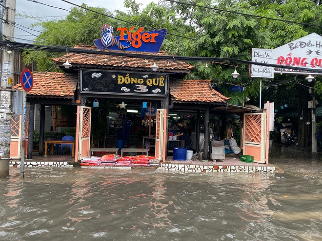TP.HCM: Mưa như trút nước ngày cuối tuần, nhiều hàng quán đóng cửa sớm vì đường ngập nặng - Ảnh 4.