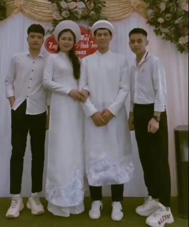 Những hình ảnh trong lễ ăn hỏi của cầu thủ Đình Trọng và Trang Heo bất ngờ được hé lộ - Ảnh 2. Những hình ảnh trong lễ ăn hỏi của cầu thủ Đình Trọng và Trang Heo bất ngờ được hé lộ - Ảnh 2.