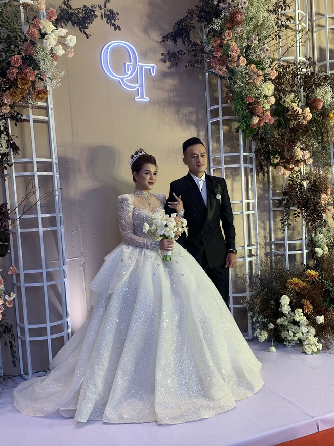 Viên Minh nền nã, vợ Bùi Tiến Dũng xinh như công chúa trong lễ cưới của cựu tuyển thủ Võ Huy Toàn - Ảnh 1.