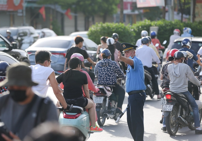 Hà Nội phân luồng thí điểm giao thông: Ngã tư sở bất ngờ hết cảnh ùn tắc, người dân bê xe, quay xe để rút ngắn quãng đường 700 mét - Ảnh 4.