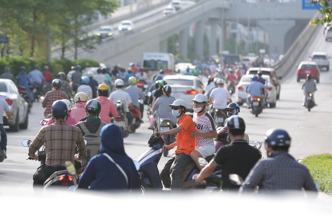 Hà Nội phân luồng thí điểm giao thông: Ngã tư sở bất ngờ hết cảnh ùn tắc, người dân bê xe, quay xe để rút ngắn quãng đường 700 mét - Ảnh 7.