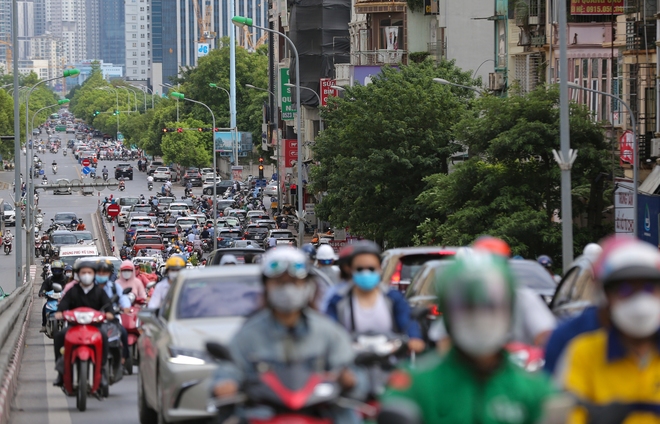 Hà Nội phân luồng thí điểm giao thông: Ngã tư sở bất ngờ hết cảnh ùn tắc, người dân bê xe, quay xe để rút ngắn quãng đường 700 mét - Ảnh 15.