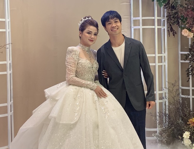 Viên Minh nền nã, vợ Bùi Tiến Dũng xinh như công chúa trong lễ cưới của cựu tuyển thủ Võ Huy Toàn - Ảnh 3.