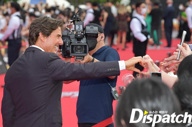 Tom Cruise gây sốt với màn nhập gia tùy tục khi đến Hàn: Hết bắn tim đến tạo dáng kết màn như idol Kpop - Ảnh 7.