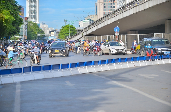 Hà Nội phân luồng thí điểm giao thông: Ngã tư sở bất ngờ hết cảnh ùn tắc, người dân bê xe, quay xe để rút ngắn quãng đường 700 mét - Ảnh 1.
