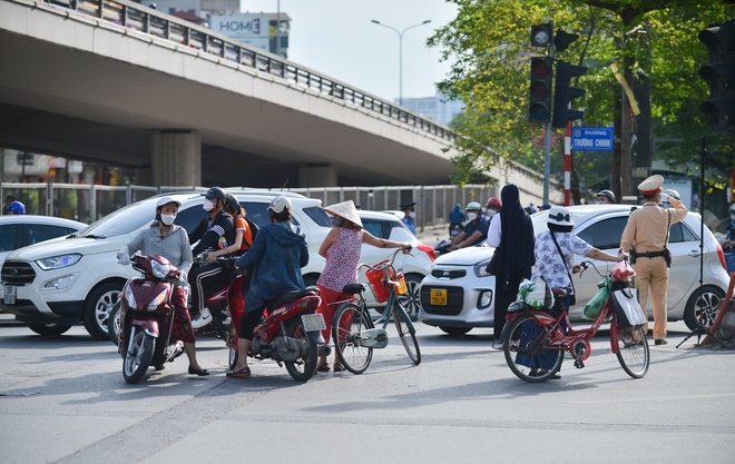 Hà Nội phân luồng thí điểm giao thông: Ngã tư sở bất ngờ hết cảnh ùn tắc, người dân bê xe, quay xe để rút ngắn quãng đường 700 mét - Ảnh 5.