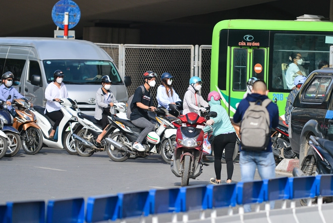 Hà Nội phân luồng thí điểm giao thông: Ngã tư sở bất ngờ hết cảnh ùn tắc, người dân bê xe, quay xe để rút ngắn quãng đường 700 mét - Ảnh 12.