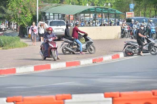 Hà Nội phân luồng thí điểm giao thông: Ngã tư sở bất ngờ hết cảnh ùn tắc, người dân bê xe, quay xe để rút ngắn quãng đường 700 mét - Ảnh 11.