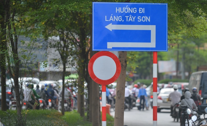 Hà Nội phân luồng thí điểm giao thông: Ngã tư sở bất ngờ hết cảnh ùn tắc, người dân bê xe, quay xe để rút ngắn quãng đường 700 mét - Ảnh 2.