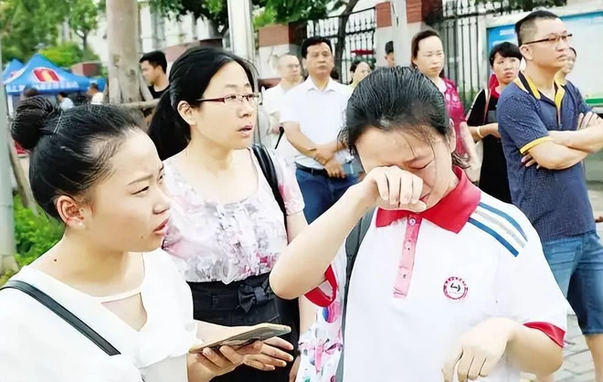 Từ bài văn đạt điểm tuyệt đối tại kỳ thi khốc liệt nhất Trung Quốc đến thông điệp gửi tới toàn thể các bậc phụ huynh: Xin cho con một lần được sống là chính mình - Ảnh 4. Từ bài văn đạt điểm tuyệt đối tại kỳ thi khốc liệt nhất Trung Quốc đến thông điệp gửi tới toàn thể các bậc phụ huynh: Xin cho con một lần được sống là chính mình - Ảnh 4.