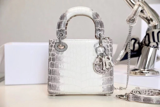 Đẳng cấp chiếc túi Lady Dior bạch tạng đang gây sốt: Đỉnh cao kỹ thuật xử lý da cá sấu, khách hàng được đánh dấu chủ quyền theo cách độc lạ - Ảnh 7.