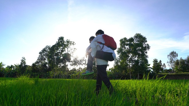 Gặp người cha 12 năm cõng con tới lớp: Có những hôm học tầng cao, hai cha con phải lết từng bậc thang vì cha không còn sức - Ảnh 3.