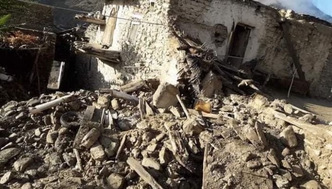 Hình ảnh hiện trường đổ nát sau trận động đất lớn tại Afghanistan khiến ít nhất 280 người thiệt mạng - Ảnh 1.