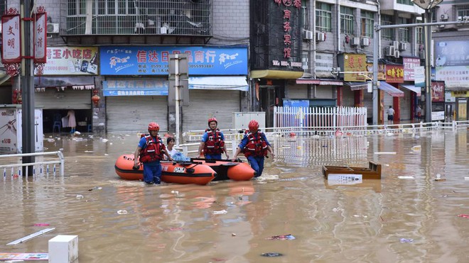 Chùm ảnh: Mưa lũ kỷ lục càn quét Trung Quốc, nhiều ngôi nhà bị nhấn chìm khiến người dân buộc phải di tản - Ảnh 7.